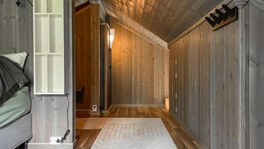 A hallway with wooden walls and a carpeted floor. - Lovely home in Rendalen with WiFi (Rendalen)