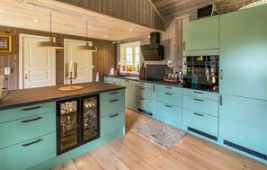 Refrigerador, parrilla de estufa, lavavajillas y cafetera y tetera 