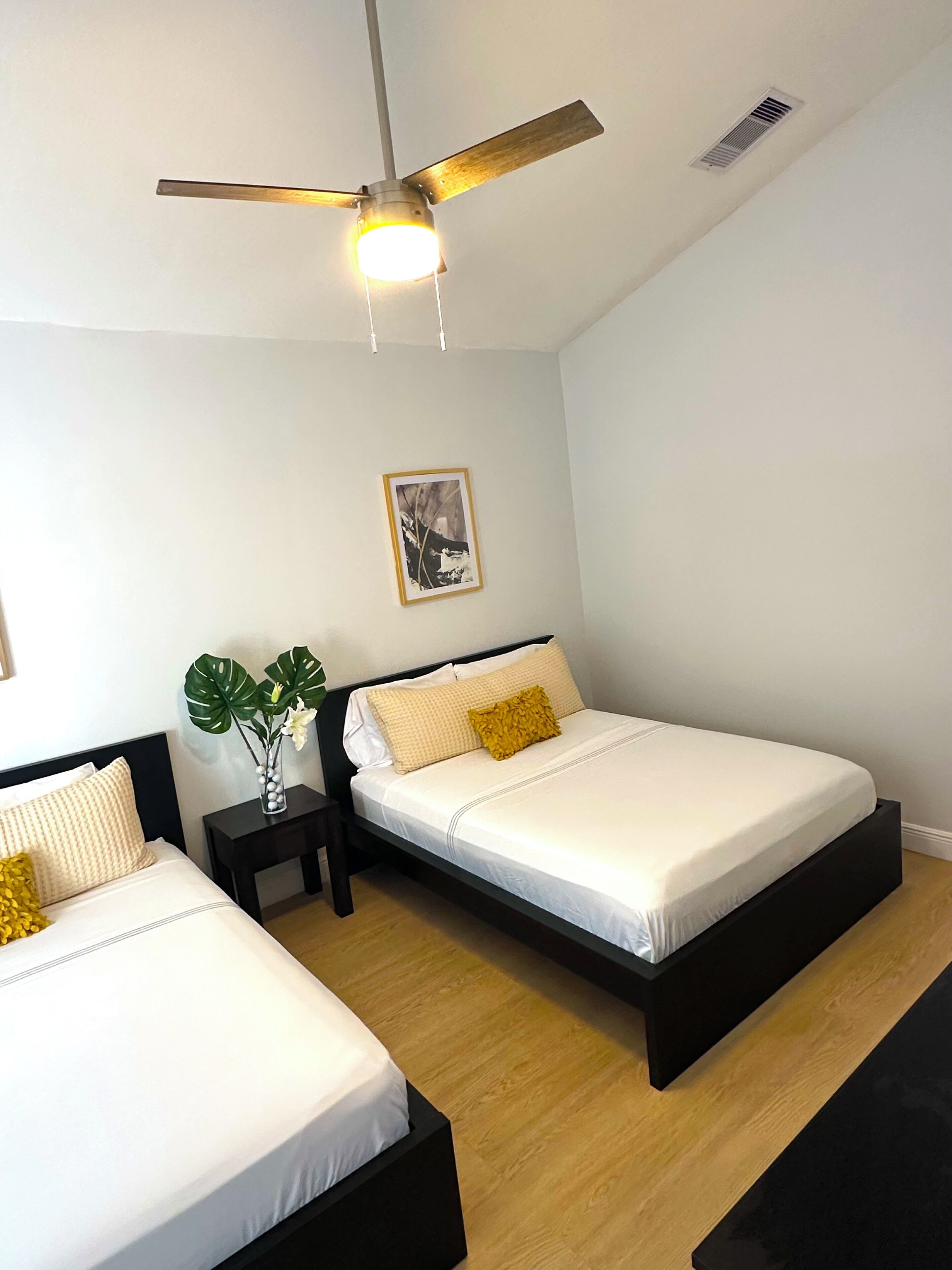 2 Schlafzimmer, Schreibtisch, schallisolierte Zimmer