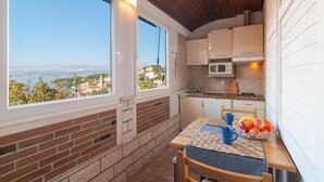 Una pequeña cocina con vistas a un pueblo y montañas.