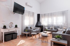 Een smart-tv en een open haard