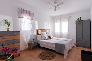 5 bedrooms, iron/ironing board, free WiFi, bed sheets
