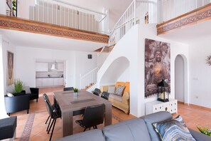 Een smart-tv en een open haard