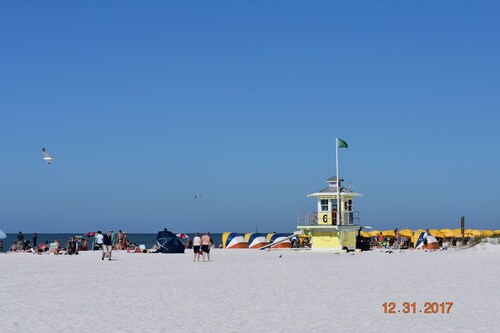 NOUVELLE LISTE! Charmant condo 2Bdrm 2e étage, à quelques minutes de la belle plage de Clearwater