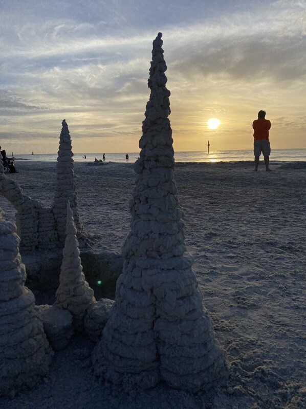 Playa en los alrededores, camastros y toallas de playa 