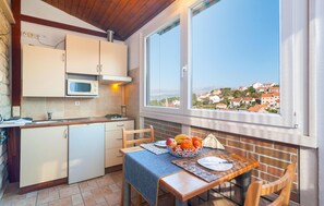 Fridge, stovetop, coffee/tea maker
