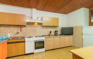 Refrigerador, parrilla de estufa, lavavajillas y utensilios de cocina 