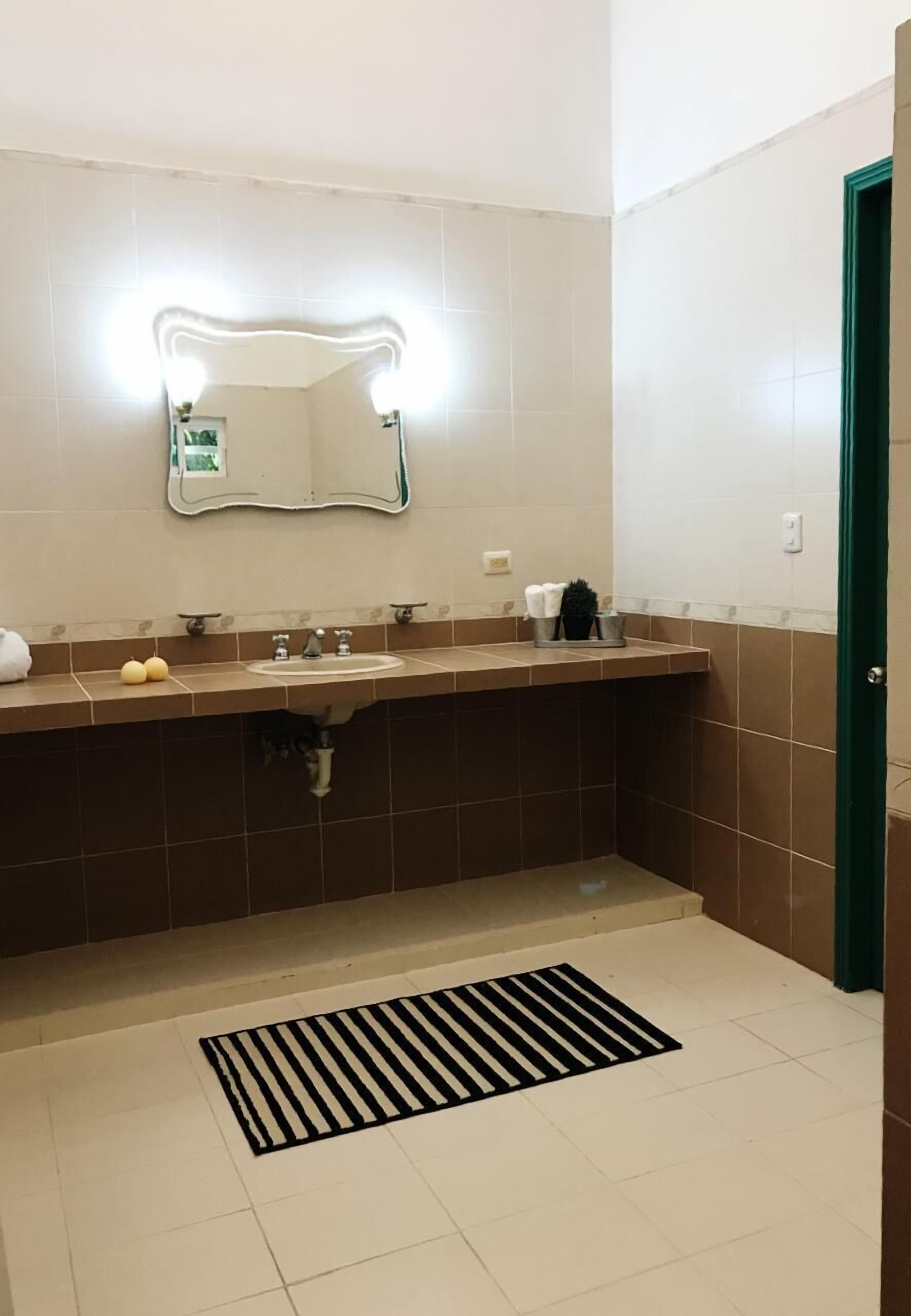 淋浴设施、毛巾、肥皂、洗发水