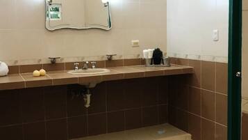 Douche, serviettes fournies, savon, shampoing