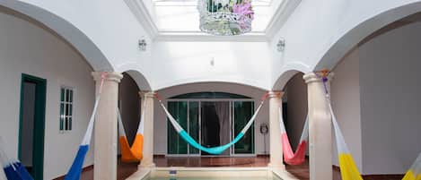 من حمّامات السباحة المغطاة