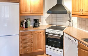 Fridge, microwave, oven, stovetop - Amazing home in Mönsterås with kitchen (Mönsterås)