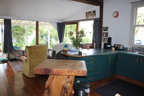 Fridge, microwave, oven, stovetop - Real Kiwi home experience right by the sea (Karetu)