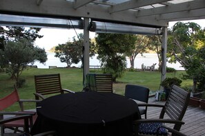 Outdoor dining - Real Kiwi home experience right by the sea (Karetu)
