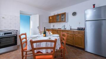 Kühlschrank, Mikrowelle, Herdplatte, Wasserkocher mit Kaffee-/Teezubehör
