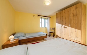 2 bedrooms, free WiFi, bed sheets - Awesome home in Koromacno with house sea view (Koromacno)