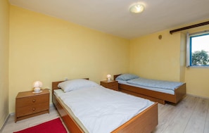 2 bedrooms, free WiFi, bed sheets - Awesome home in Koromacno with house sea view (Koromacno)