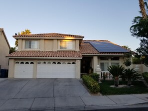 Exterior - Gorgeous Place, Clean, spacious and beautiful home near the strip (Henderson)