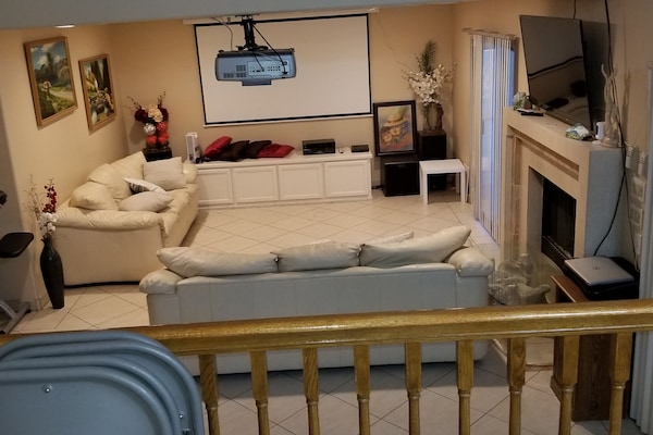 Smart-tv, een open haard en een tafeltennistafel