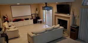 TV connectée, cheminée, table de tennis de table