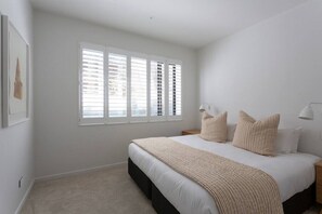 3 bedrooms, desk, iron/ironing board, WiFi