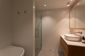 Amenidades de baño gratuitas, secadora de cabello, toallas 