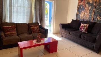 Apartamento tradicional, 1 habitación | Zona de estar | Smart TV de 32 pulgadas con canales digitales, una televisión