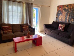 Tradisjonell leilighet, 1 soverom | Oppholdsområde | En 32-tommers smart-TV med digitale kanaler samt TV