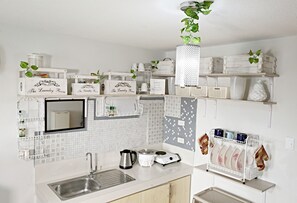 Stovetop, blender, cookware/dishes/utensils, spices - ★5 Nature Luxe Inspired Space in the heart of Manila (Pasig)