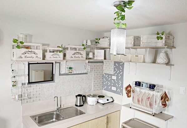 Stovetop, blender, cookware/dishes/utensils, spices