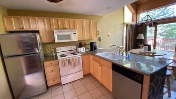 Een koelkast, een microgolfoven, een oven, een kookplaat