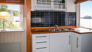 Coffee/tea maker, fridge, oven, stovetop