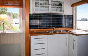 Réfrigérateur, un four, surface de cuisson, cafetière-théière