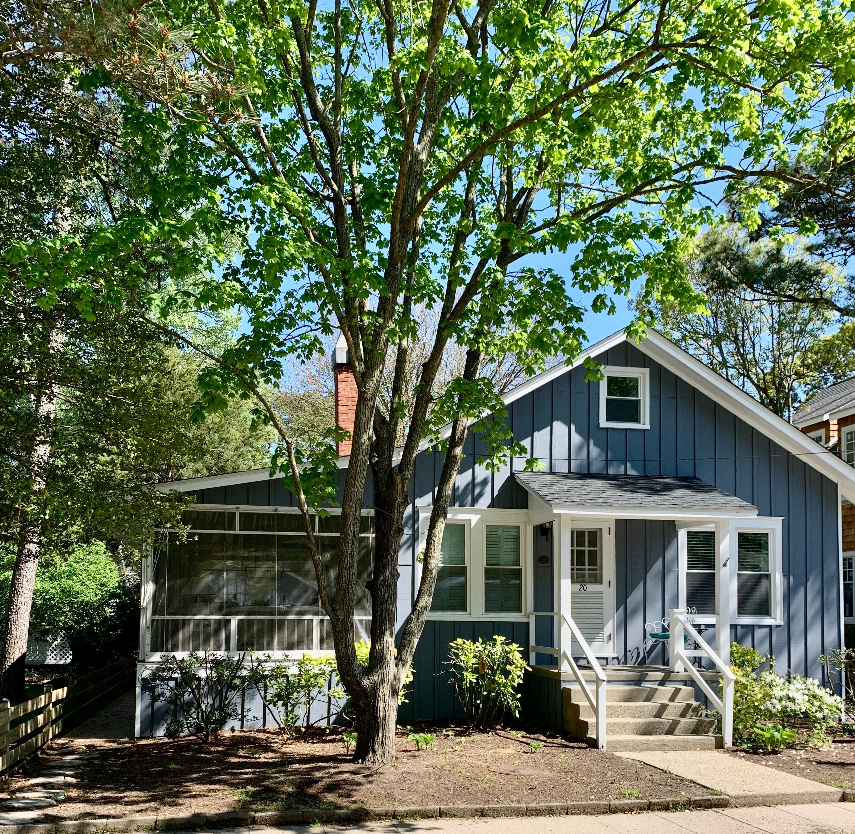 Pines Cottage~ Half Block to Beach ~ 5 Bedrooms ~ Sleeps 10 ~ Huge Porch & Patio