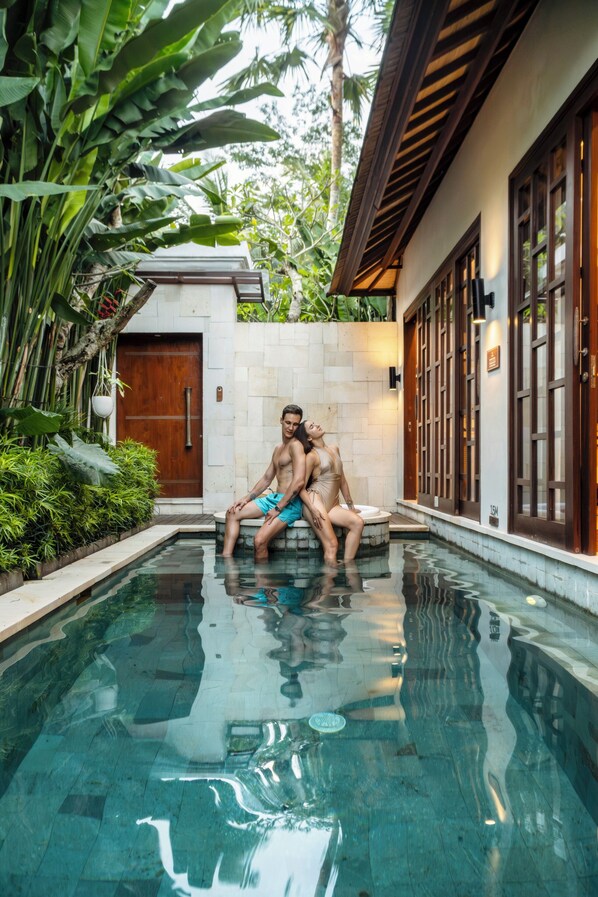 Kolam renang outdoor, dengan kursi berjemur