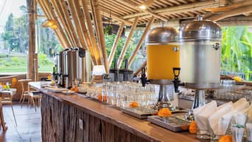 Desayuno buffet diario (IDR 195200 por persona)