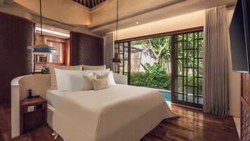 Hypo-allergenic bedding, minibar, in-room safe, desk