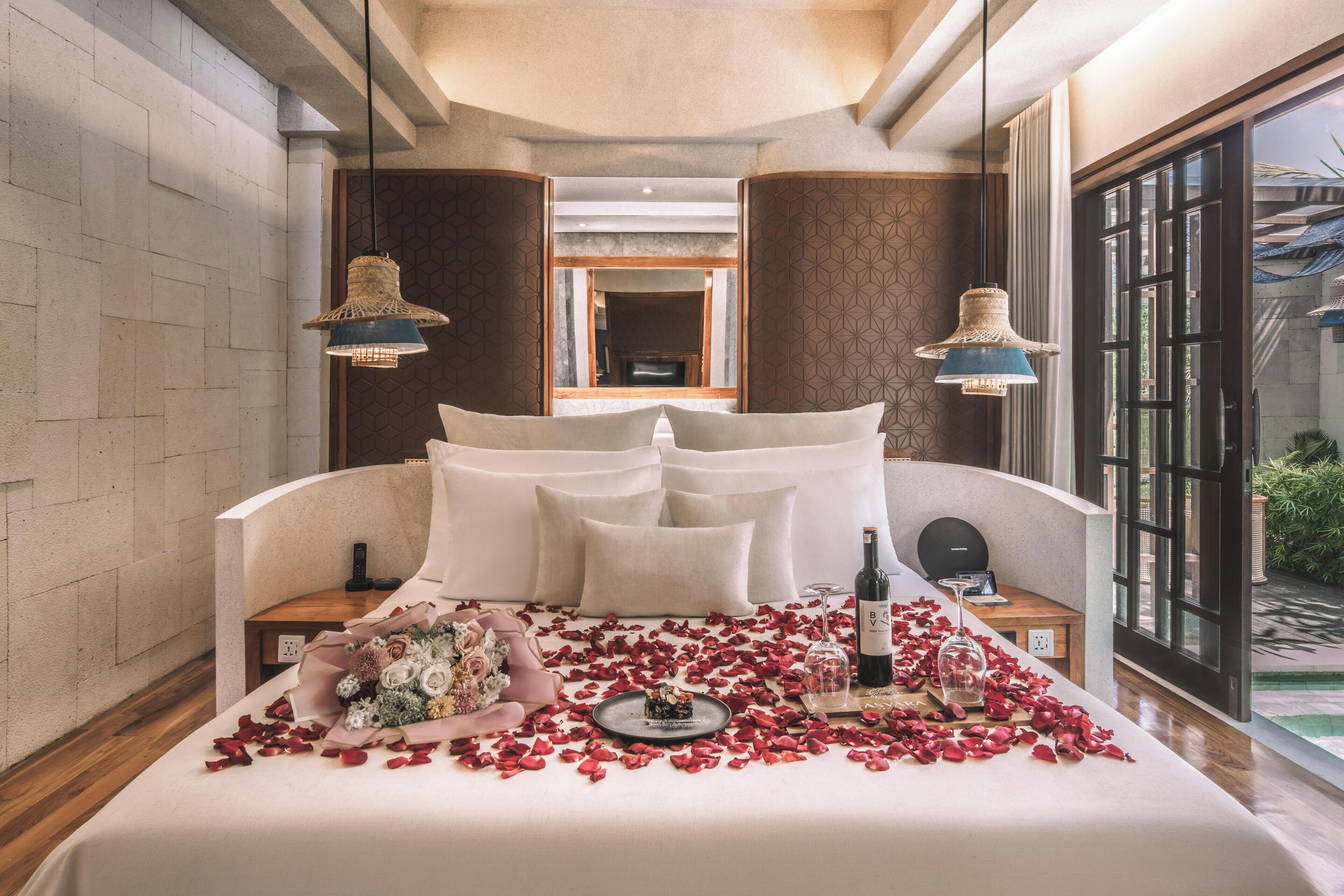 Hypo-allergenic bedding, minibar, in-room safe, desk