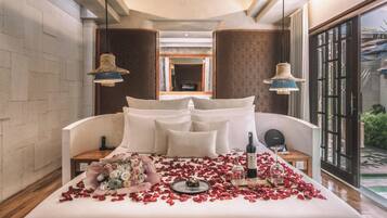 Hypo-allergenic bedding, minibar, in-room safe, desk