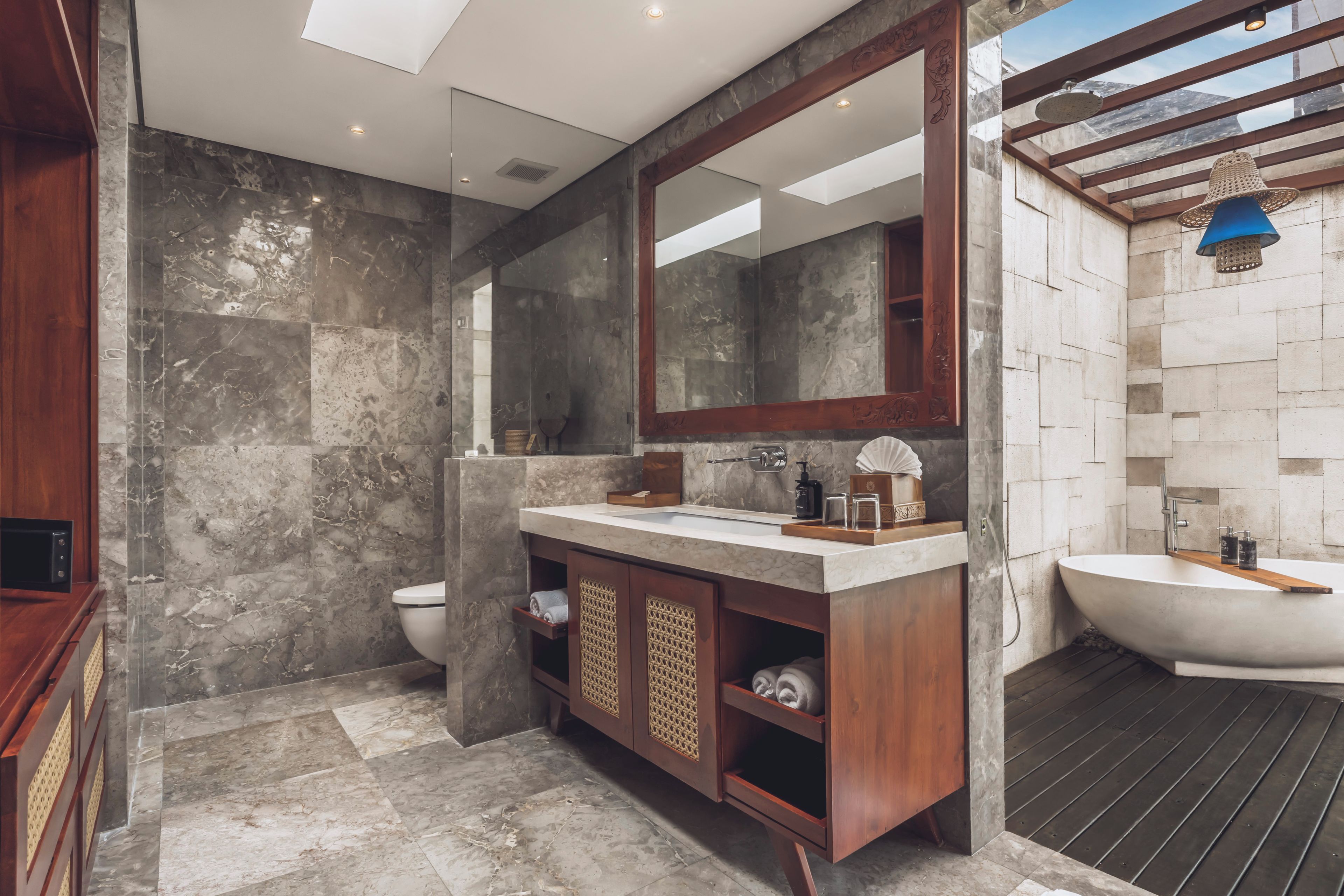 Un baño moderno con un espejo grande, dos lavamanos y una zona de ducha.