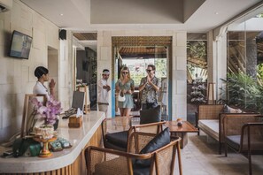 Un bar moderno con mobiliario de mimbre y una encimera de mármol.