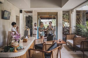 Un bar moderno con mobiliario de mimbre y una encimera de mármol.