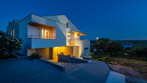 A modern two-story house with a balcony, a driveway, and a view of the sea. - Nice home in Posedarje with sauna (Posedarje)