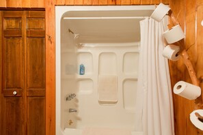 Bañera con ducha, secador de pelo, toallas, jabón