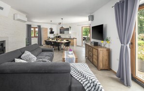 TV - Stunning home in Bale with WiFi (Bale)