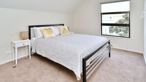 4 bedrooms, iron/ironing board, free WiFi, bed sheets - Hagley Apartment-Upmarket Apart. w/ Private Courtyard -Right Next to Hagley Park (Christchurch)