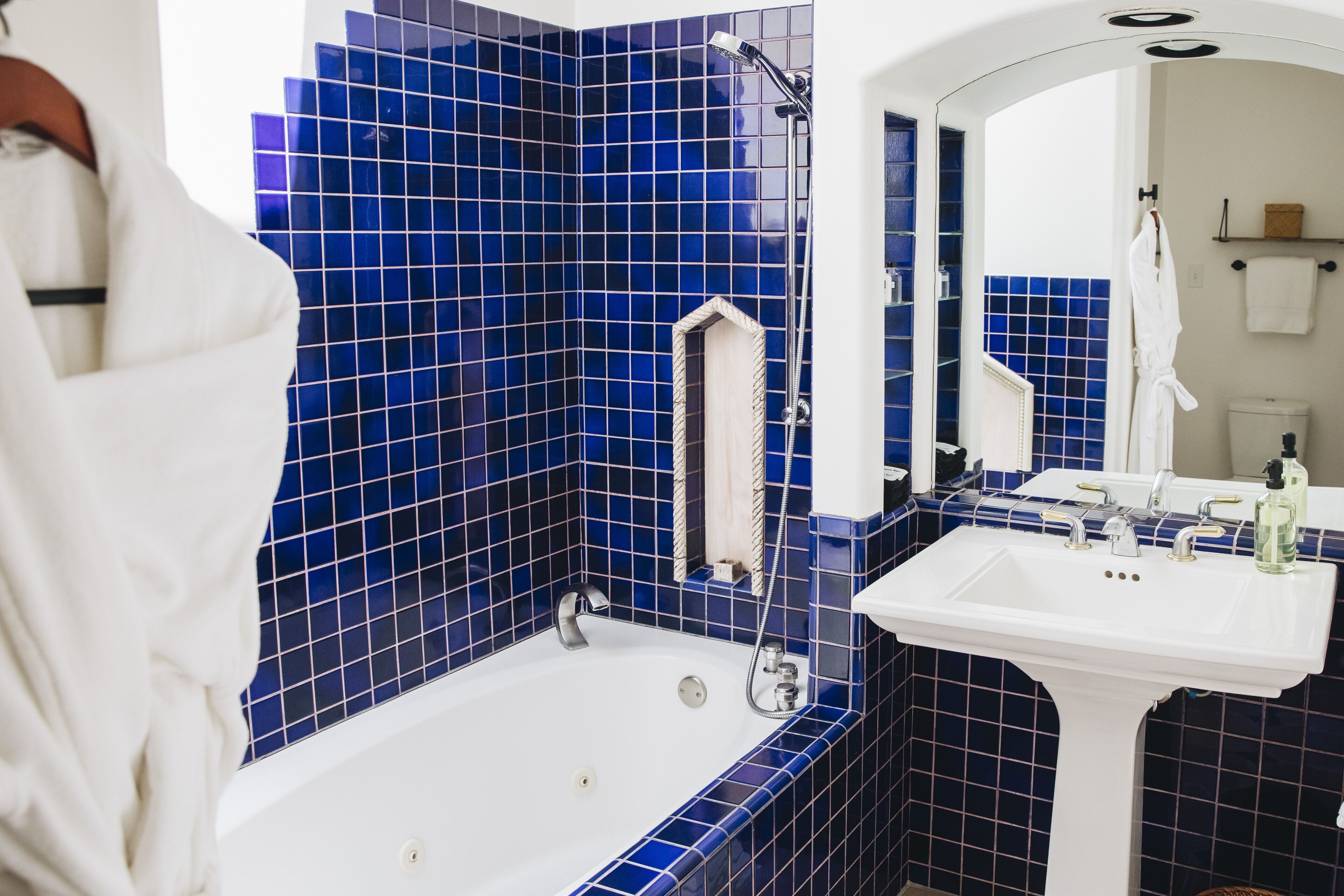 classic room | bathroom | free toiletries, hair dryer, bathrobes, towels