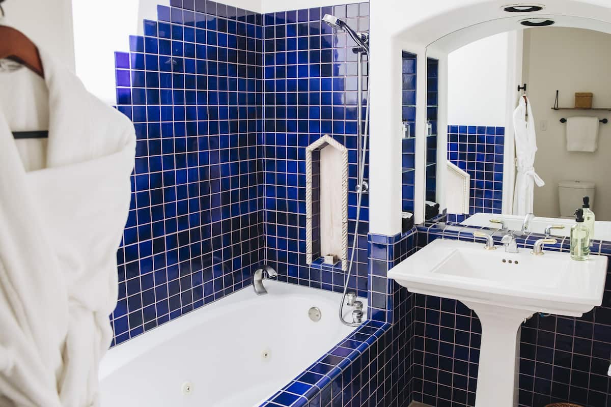 classic room | bathroom | free toiletries, hair dryer, bathrobes, towels