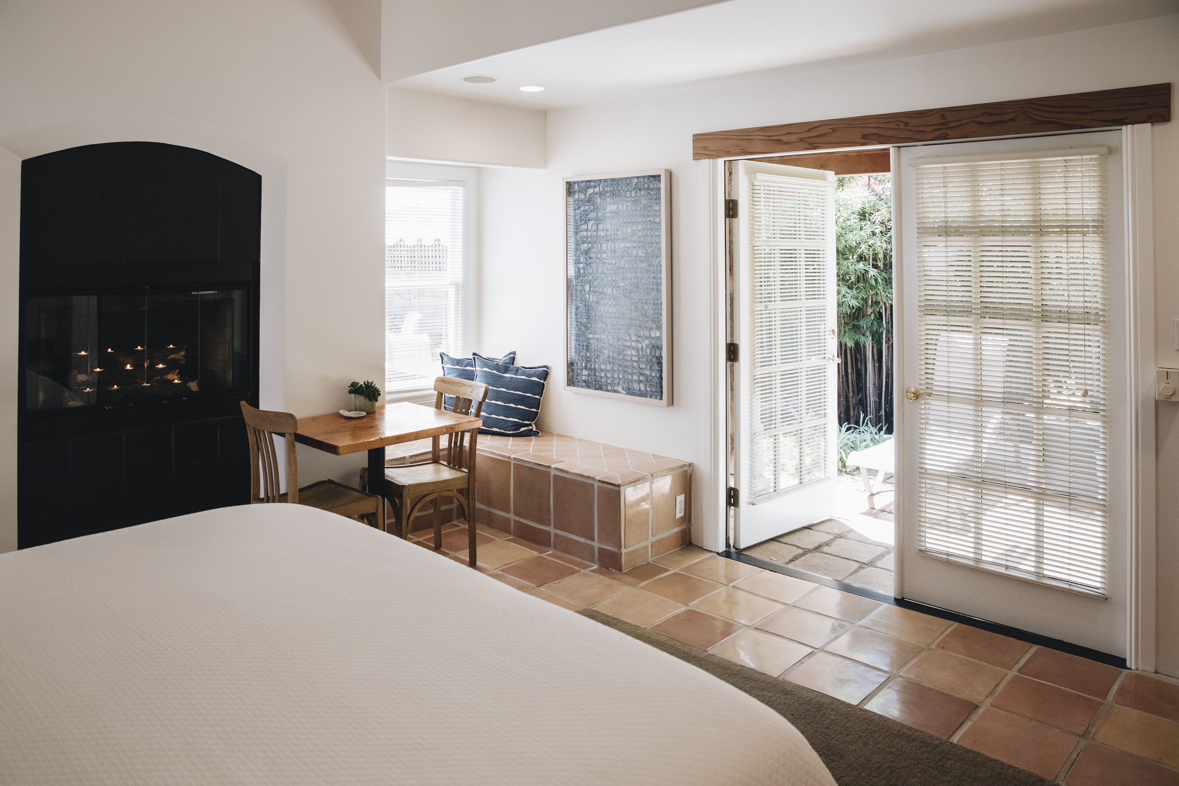 deluxe room | living area