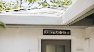 Traditional Room | Terrace/patio