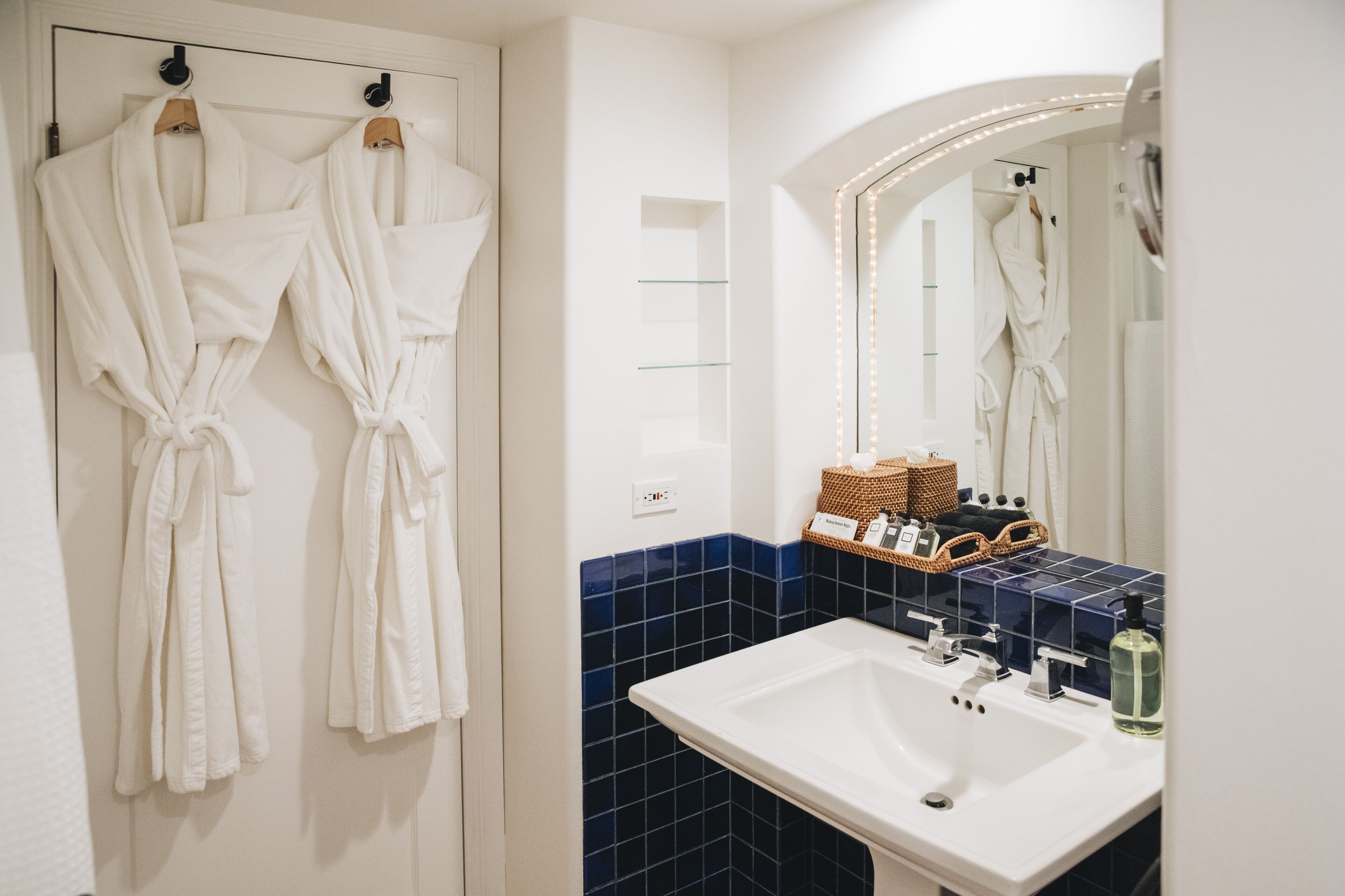 signature room | bathroom | free toiletries, hair dryer, bathrobes, towels